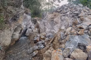 Tại công trường thi công kênh Phai Hóa, đoạn đầu kênh vẫn còn ngổn ngang đất, đá.