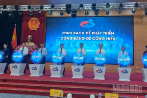 Lãnh đạo tỉnh Cao Bằng và các đại biểu bấm nút vận hành hệ thống đánh giá, xếp loại mức độ hoàn thành công việc của tập thể, cá nhân.