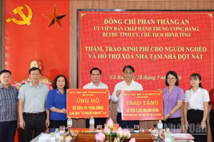 Bí thư Tỉnh ủy Cao Bằng Phan Thăng An trao kinh phí cho xã Cô Ba chăm lo hộ nghèo.