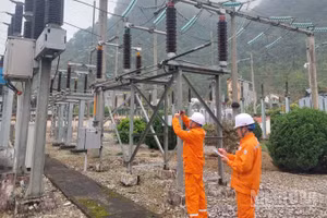 Nhân viên Xí nghiệp lưới điện cao thế Cao Bằng kiểm tra độ ổn định cấp điện trên lưới điện cao thế.