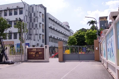 Một trường tiểu học công lập tại nội thành Hà Nội với cơ sở vật chất đạt chuẩn quốc gia.