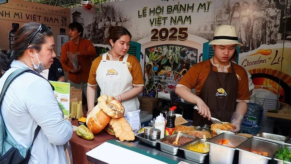 Khách tham quan thưởng thức bánh mì tại Lễ hội bánh mì lần thứ 3 năm 2025. (Ảnh: HOÀNG TUYẾT)