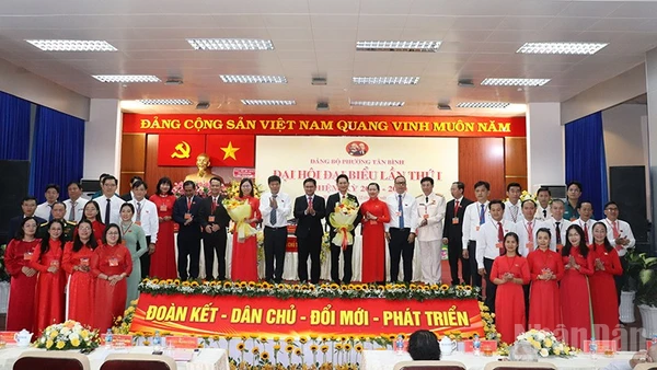 Ban chấp hành Đảng bộ phường Tân Bình nhiệm kỳ 2025 - 2030 ra mắt đại hội (ảnh Linh Bảo).