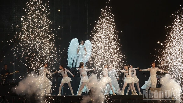 Phần trình diễn của ca sĩ Phương Mỹ Chi mở màn cho đêm nhạc đầu tiên của Lễ hội Hò Dô. (Ảnh: Linh Bảo)