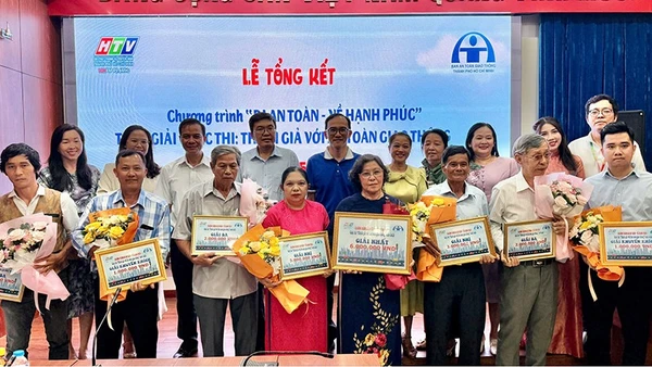 Trao giải cho các cá nhân có tác phẩm đoạt giải Cuộc thi "Thính giả với an toàn giao thông năm 2025". (Ảnh: Ban Tổ chức)