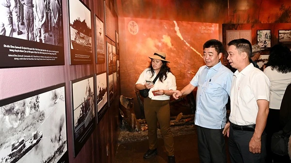 Các đại biểu tham quan triển lãm. (Ảnh: Quốc Thanh)