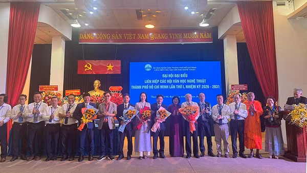Lãnh đạo Thành phố Hồ Chí Minh chúc mừng Ban chấp hành Liên hiệp các Hội Văn học nghệ thuật thành phố nhiệm kỳ 2026-2031. (Ảnh: CÔNG SƠN)
