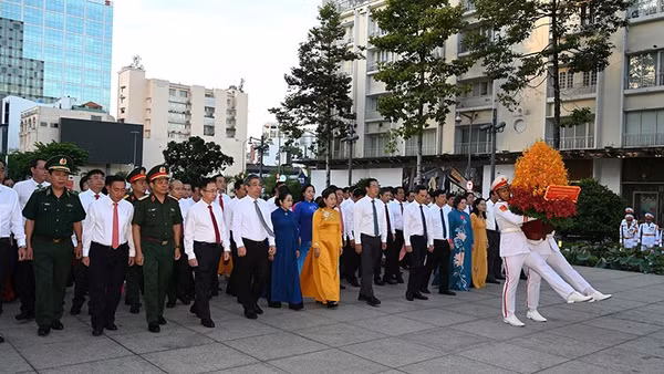 Đoàn đại biểu Thành phố Hồ Chí Minh dâng hoa, tưởng nhớ Chủ tịch Hồ Chí Minh. (Ảnh: QUỐC THANH)
