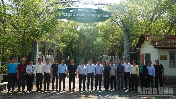 Đoàn khảo sát chụp ảnh lưu niệm tại Khu trưng bày Di tích lịch sử Làng cao-su thời Pháp thuộc. (Ảnh: Linh Bảo)