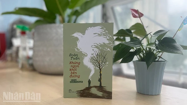 Bìa cuốn "Những ngọn khói bên đường" của nhà văn Đoàn Tuấn. (Ảnh: LINH BẢO)