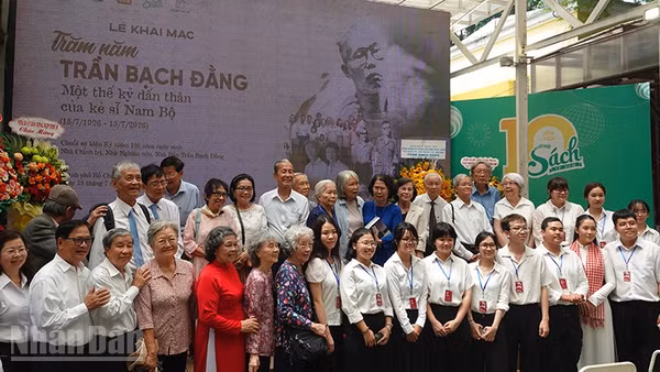 Các đại biểu chụp ảnh lưu niệm trong chương trình khai mạc. (Ảnh: LINH BẢO)