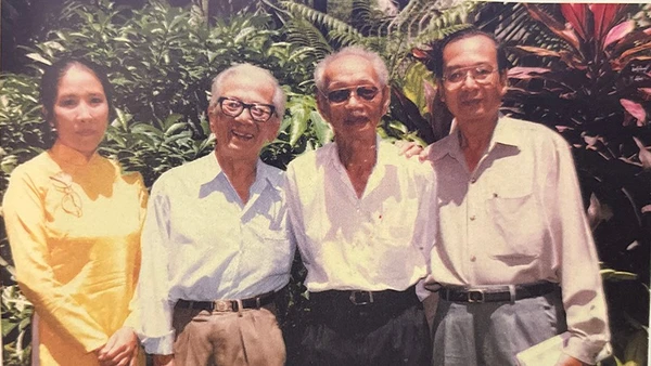 Nghệ sĩ Nhân dân Đinh Bằng Phi (bìa phải) và các đồng nghiệp. (Ảnh chụp lại trong tác phẩm Nhìn về sân khấu Hát Bội nam bộ; Ảnh: Linh Bảo)