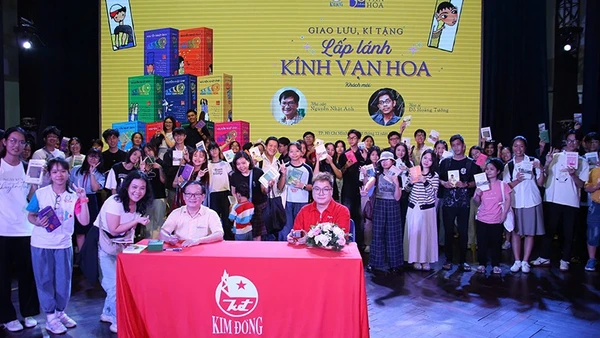 Nhà văn Nguyễn Nhật Ánh ký tặng sách cho đông đảo độc giả tại chương trình. (Ảnh: Ban tổ chức)