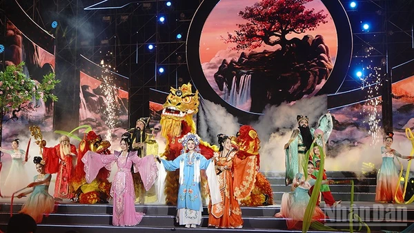 Một tiết mục trong chương trình nghệ thuật khai mạc Đêm hội Nguyên tiêu 2026. (Ảnh: Thế Anh)