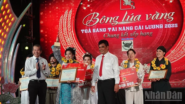 Trao giải Nhất cho thí sinh Nguyễn Thị Hồng Toán (An Giang). (Ảnh: LINH BẢO)