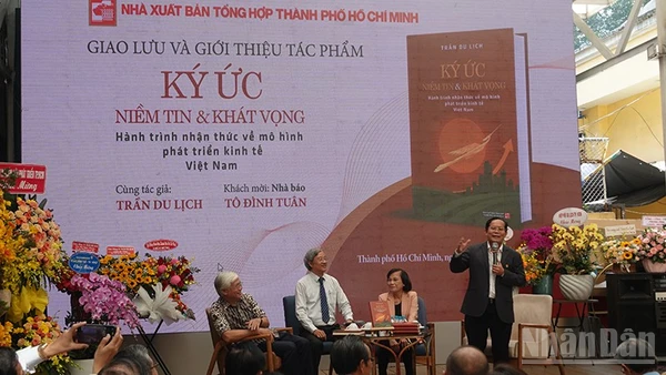 Quang cảnh buổi giao lưu, giới thiệu tác phẩm "Ký ức-niềm tin và khát vọng" của Tiến sĩ Trần Du Lịch.(Ảnh: Linh Bảo)