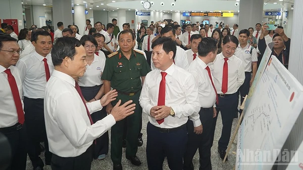Bí thư Thành ủy Thành phố Hồ Chí Minh Trần Lưu Quang cùng đoàn đại biểu tham quan tuyến Metro số 01 Bến Thành-Suối Tiên. (Ảnh: Thế Anh)