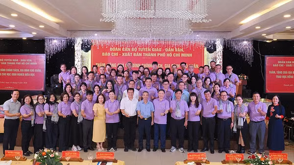 Các đại biểu chụp ảnh lưu niệm. (Ảnh: HOÀNG HÙNG)
