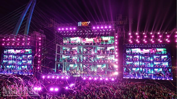 Bữa tiệc ánh sáng trong đêm “Countdown night-City-Maze-ing”. (Ảnh: Linh Bảo).