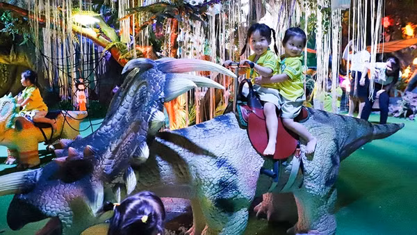 Các em thiếu nhi thích thú khám phá và tương tác với các loài khủng long cổ đại tại Magical Zoo. (Ảnh: Ban tổ chức)