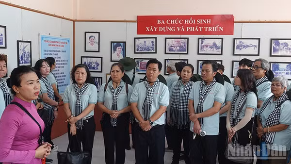 Văn nghệ sĩ Thành phố Hồ Chí Minh thăm Khu di tích Nhà mồ Ba Chúc (An Giang) trong chuyến về nguồn do Ban Tuyên giáo và Dân vận Thành ủy tổ chức vào tháng 7/2026. (Ảnh: Linh Bảo)