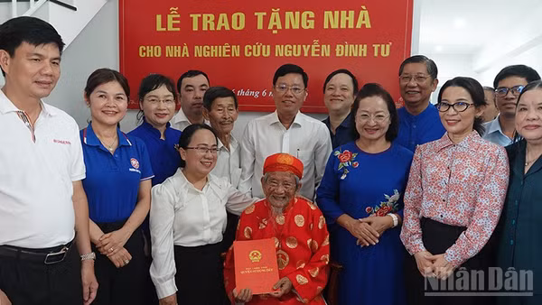 Các đại biểu chúc mừng cụ Nguyễn Đình Tư có căn hộ mới. (Ảnh: Linh Bảo)