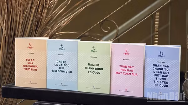 Năm tác phẩm trong Tủ sách "Vinh quang Hồ Chí Minh". (Ảnh: Nhà xuất bản Tổng hợp).