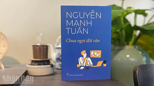 Bìa cuốn sách Chua ngọt đời văn của nhà văn Nguyễn Mạnh Tuấn. (Ảnh: LINH BẢO)