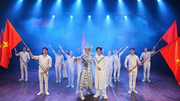 Lần đầu tiên ca sĩ Minh Sang và nghệ sĩ Ưu tú Võ Minh Lâm kết hợp trong một ca khúc. (Ảnh: Nhân vật cung cấp)