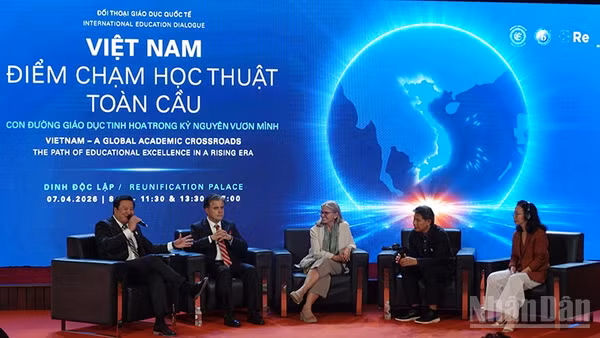 Các diễn giả trao đổi tại hội thảo. (Ảnh: LINH BẢO)