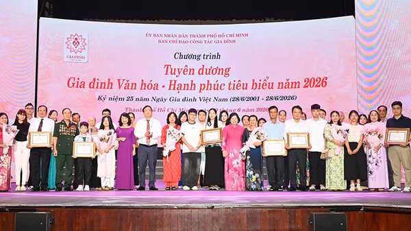 Các gia đình tiêu biểu nhận hoa và bằng khen tại buổi lễ tuyên dương. (Ảnh: Quốc Thanh).