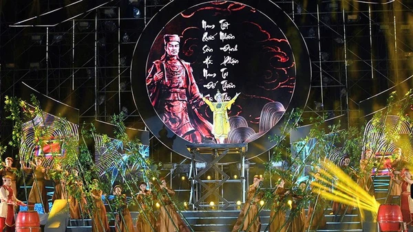 Tiết mục mở đầu chương trình "Hồn Thơ Việt". (Ảnh: Quốc Thanh)