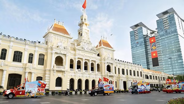 Đoàn xe diễu hành tuyên truyền kỷ niệm 50 năm Ngày Giải phóng miền nam, thống nhất đất nước (30/4/1975-30/4/2025). (Ảnh Quốc Thanh)