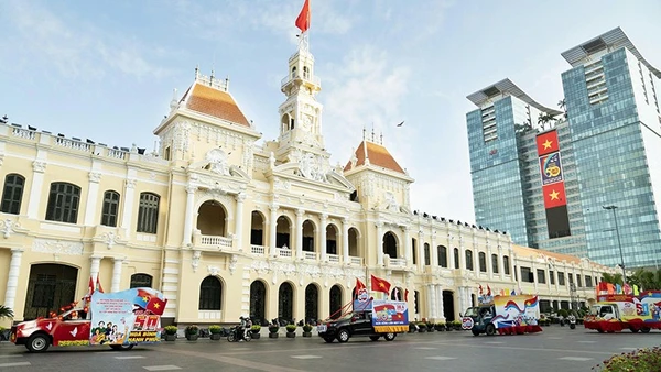 Đoàn xe diễu hành tuyên truyền kỷ niệm 50 năm Ngày Giải phóng miền nam, thống nhất đất nước (30/4/1975-30/4/2025). (Ảnh Quốc Thanh)