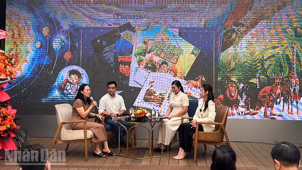 Các khách mời trao đổi về bộ sách thiếu nhi mới tại Đường sách Thành phố Hồ Chí Minh sáng 12/4. (Ảnh: LINH BẢO)