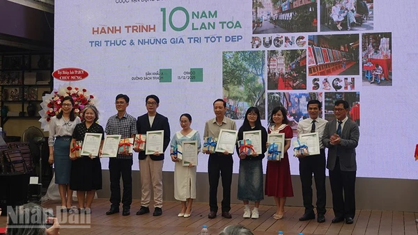 Trao chứng nhận cho các tác giả có bài viết hay về Đường sách. (Ảnh: LINH BẢO)