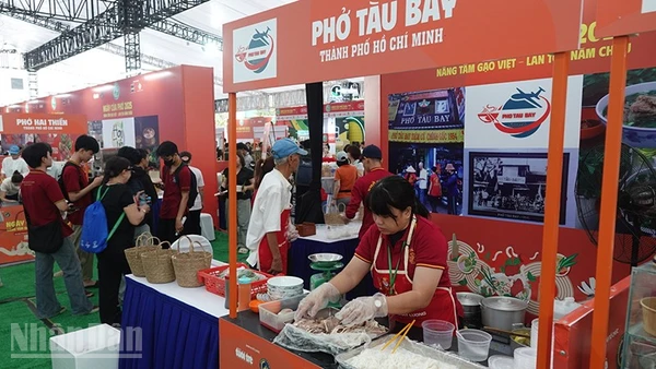 Nhiều thương hiệu phở nổi tiếng có mặt tại Ngày của Phở 2025.(Ảnh: LINH BẢO).