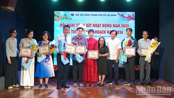 Trao Giấy khen của Liên hiệp các Hội Văn học Nghệ thuật Thành phố Hồ Chí Minh cho các đơn vị xuất sắc. (Ảnh: LINH BẢO)