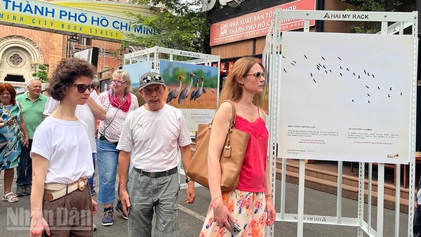 Khách nước ngoài tham quan Đường Sách Thành phố Hồ Chí Minh. (Ảnh: LINH BẢO)