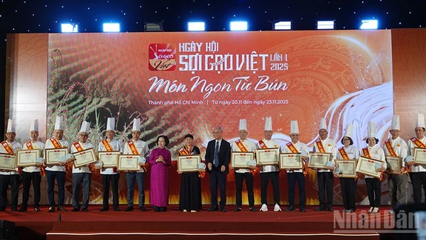 Trao tặng danh hiệu Nghệ nhân cho các đầu bếp trên cả nước. (Ảnh: LINH BẢO)