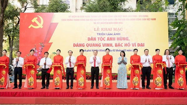 Các đại biểu thực hiện nghi thức cắt băng khai mạc triển lãm. (Ảnh: Quốc Thanh)