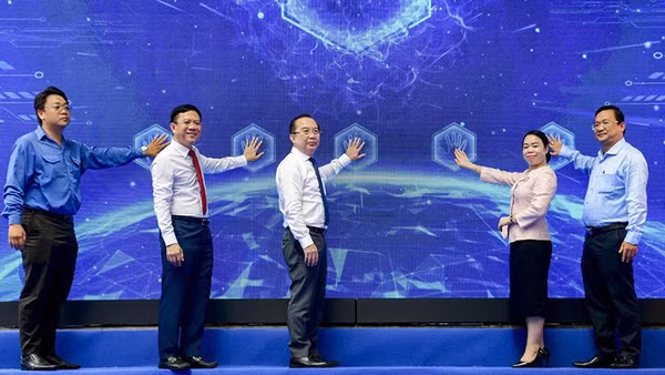 Các đại biểu thực hiện nghi thức khai mạc. (Ảnh: Ban tổ chức)