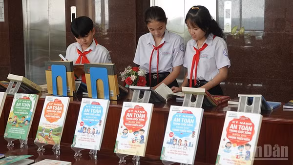 Các bạn nhỏ đang xem sách được trưng bày tại chương trình. (Ảnh: BẢO LINH)