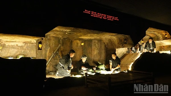 Tái hiện Địa đạo Củ Chi trong Nhà Truyền thống trong vở Đất Thép (Ảnh: Linh Bảo).