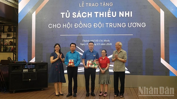 Đại diện các nhà xuất bản, tác giả trao tặng sách cho Hội đồng Đội Trung ương. (Ảnh: LINH BẢO)