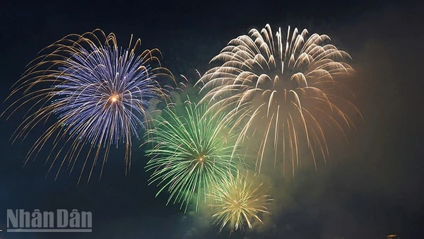 Thành phố Hồ Chí Minh bắn pháo hoa chào năm mới tại 4 điểm. (Ảnh: THẾ ANH)