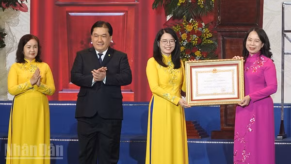 Phó Chủ tịch nước Võ Thị Ánh Xuân (bìa phải) trao Huân chương Lao động hạng Nhất cho Ban lãnh đạo Tổng Công ty Du lịch Sài Gòn. (Ảnh: LINH BẢO)