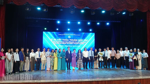 Các đại biểu chụp ảnh lưu niệm tại chương trình. (Ảnh: Linh Bảo).