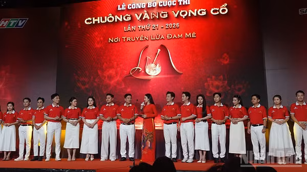 Các thí sinh vào vòng tuyển chọn ra mắt tại lễ công bố cuộc thi. (Ảnh: LINH BẢO)
