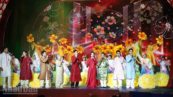 Tiết mục mở đầu Lễ trao giải Mai Vàng lần thứ 31. (Ảnh: Linh Bảo)